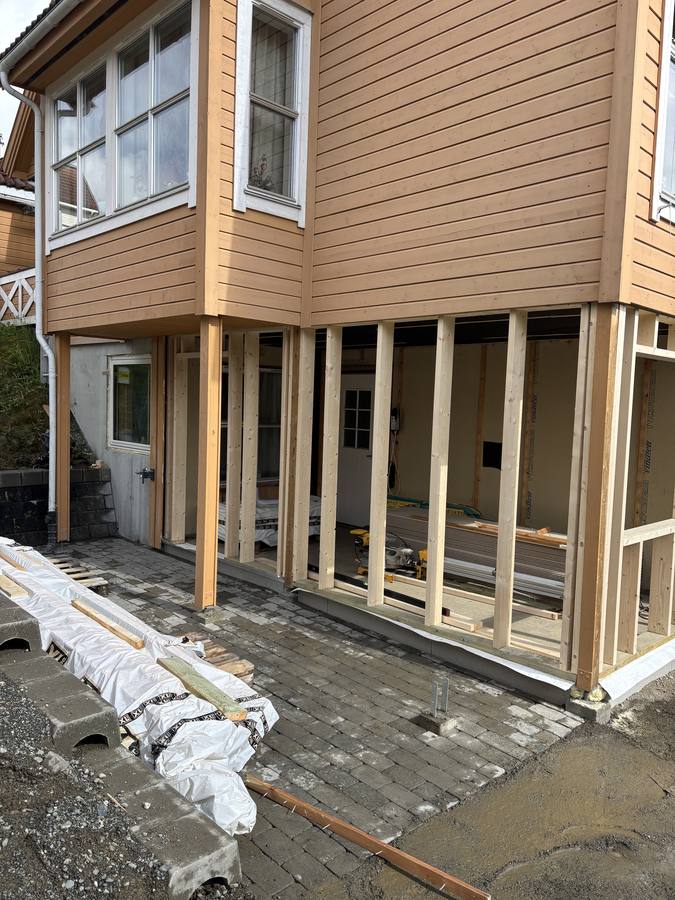 Reisverk og bæring på plass i tilbygget