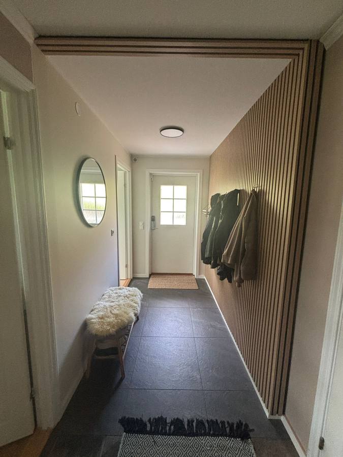 Ferdig entré med spilevegg, flislagt gulv og innredning