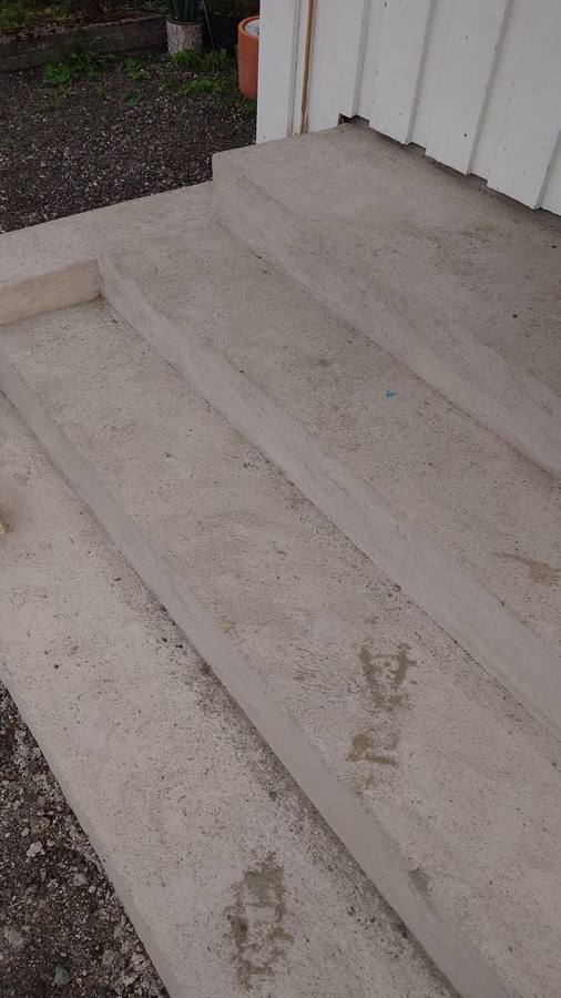 Pusset betongtrapp ved inngangsdør